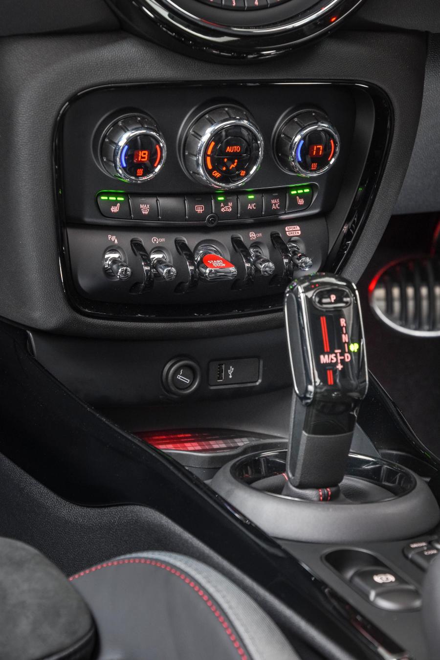 Детали интерьера Mini John Cooper Works Clubman (F54) 2019 года  (ZA) (фото 15 из 40)